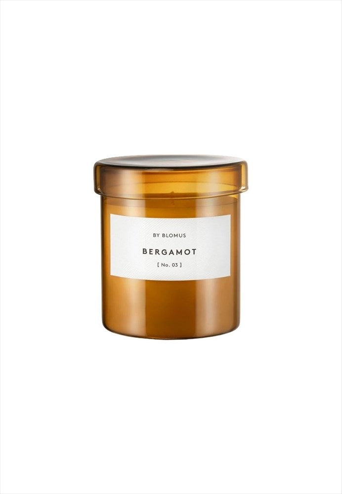 Doftljus Bergamot Tan. Mått: H 9,5 cm / Diameter 9 cm. Brinntid: 45 timmar