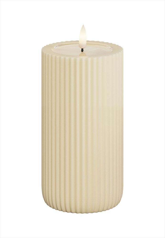LED Blockljus räfflat. Färg: Cream. Material: Paraffin wax / resin. Mått: 8x15 cm (exkl. flamman på 2 cm). Batteri: 2 x AA (Ingår inte). Batteritid: 400+ timmar