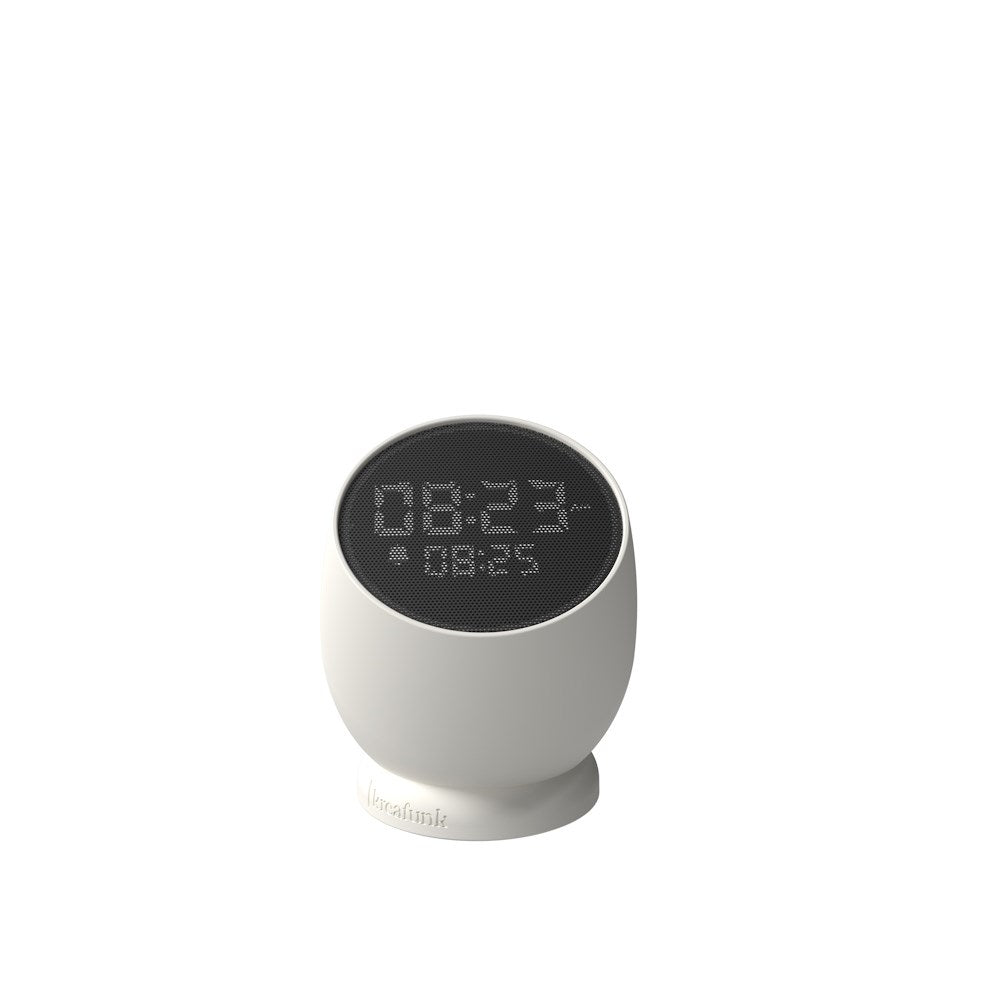 Väckarklocka. Färg: Vit. Dimbar display. Vattenresistent (IPX4). Roterbar bas. USB-C kabel (inkl). Upp till 30 dagars laddning. 1-2 timmars laddningstid. Material: 100% återvunnen GRS-certifierad ABS-plast/Stål/Silikon.