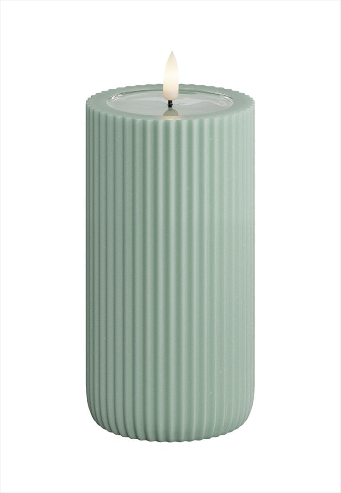 LED Blockljus räfflat. Färg: Sage Green (Ljusgrön). Material: Paraffin wax / resin. Mått: 8x15 cm (exkl. flamman på 2 cm). Batteri: 2 x AA (Ingår inte). Batteritid: 400+ timmar