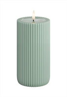 LED Blockljus räfflat. Färg: Sage Green (Ljusgrön). Material: Paraffin wax / resin. Mått: 8x15 cm (exkl. flamman på 2 cm). Batteri: 2 x AA (Ingår inte). Batteritid: 400+ timmar