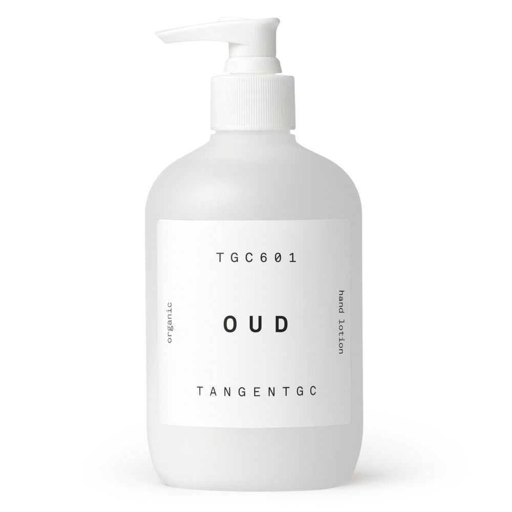 Handlotion 350 ml. Doft: Oud. Ingredienser: Aqua, Glycerylstearat, Aloe Barbadensis-bladjuice, C15-19 Alkan, Cetearylalkohol, Olivoylhydrolyserat veteprotein, kaprylsyra/kaprintriglycerid, glycerin, glyceryloleat, kaliumhydroxid, mjölksyra, xantangummi, becintagummi, Sitosterol, Skvalen, Parfym, Natriumbensoat, Kaliumsorbat, Limonen, Hexyl Cinnamal, Linalool, Alfa-isometyljonon, Citral