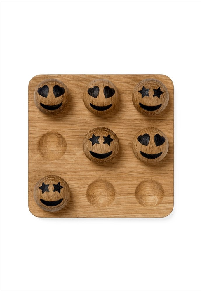 Spring Emotions Spel Tic Tac Toe Luffarschack. Färg: Natur. Mått spel: L12 cm / B12 cm / H1 cm. Mått spelpjäser: L3 cm / B3 cm / H3 cm. Material: FSC Ek. Designer: mencke&vagnby