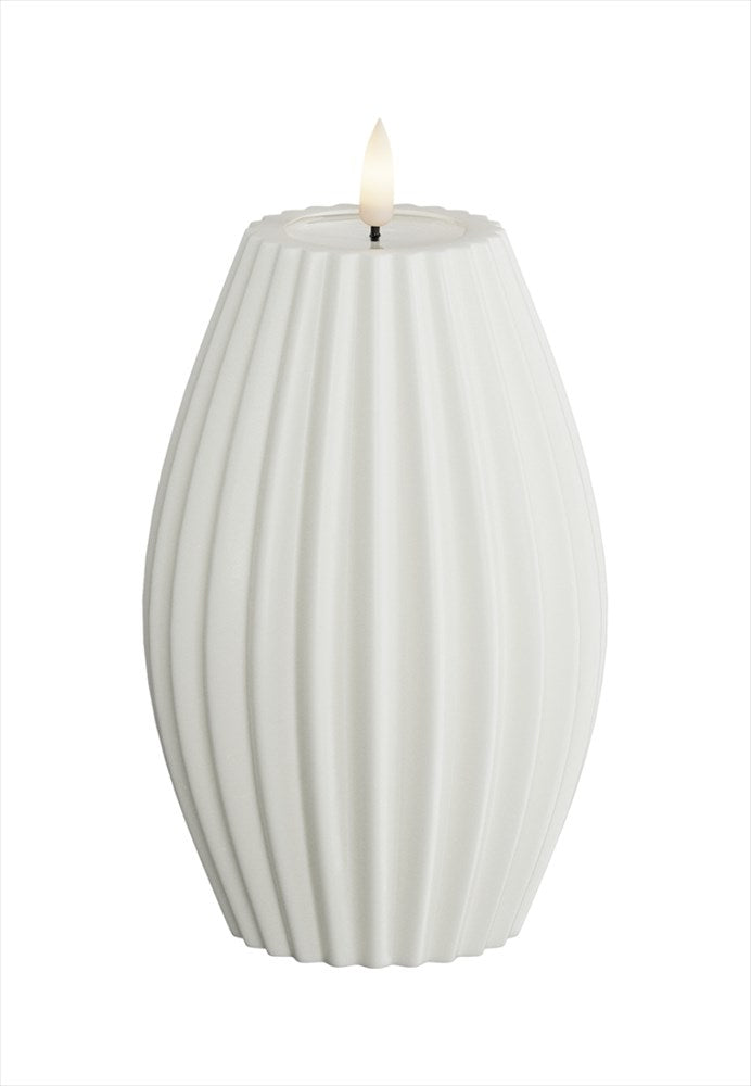 LED Blockljus räfflat. Färg: Vit. Material: Paraffin wax / resin. Mått: 10x15 cm (exkl. flamman på 2 cm). Batteri: 2 x AA (Ingår inte). Batteritid: 300+ timmar