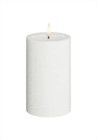 LED Blockljus. Färg: Vit. Material: Paraffin wax / resin. Mått: 7,5x12,5 cm (exkl. flamman på 2 cm). Batteri: 2 x C (Ingår inte). Batteritid: 1500+ timmar