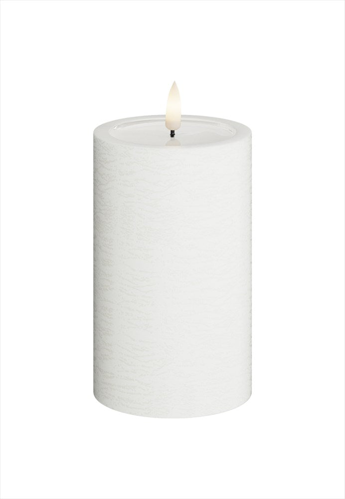 LED Blockljus. Färg: Vit. Material: Paraffin wax / resin. Mått: 7,5x12,5 cm (exkl. flamman på 2 cm). Batteri: 2 x C (Ingår inte). Batteritid: 1500+ timmar