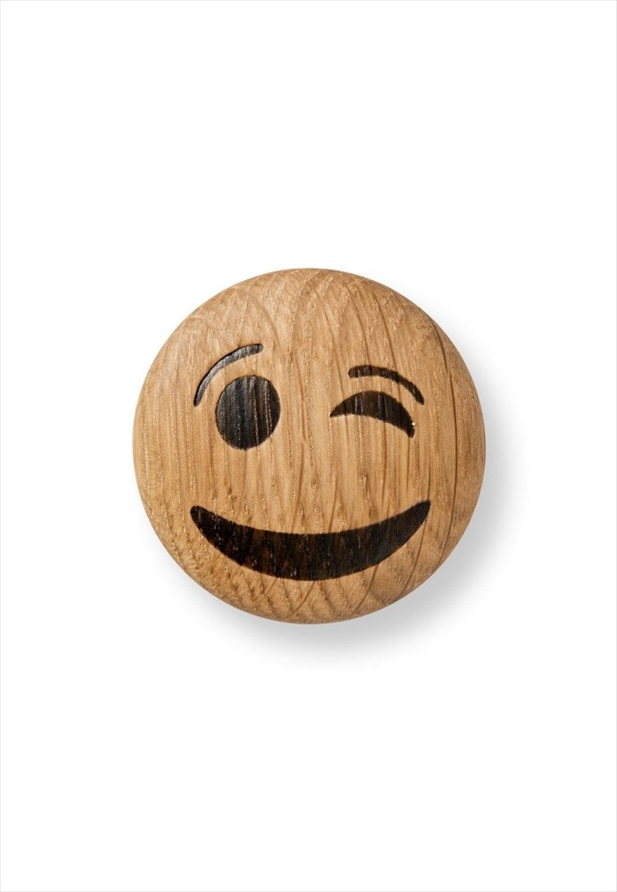 Spring Emotions Magnet Winking. Färg: Natur. Mått: L4,8 / D1,5 cm / H4,8 cm. Material: FSC Ek, magnet. Designer: mencke&vagnby