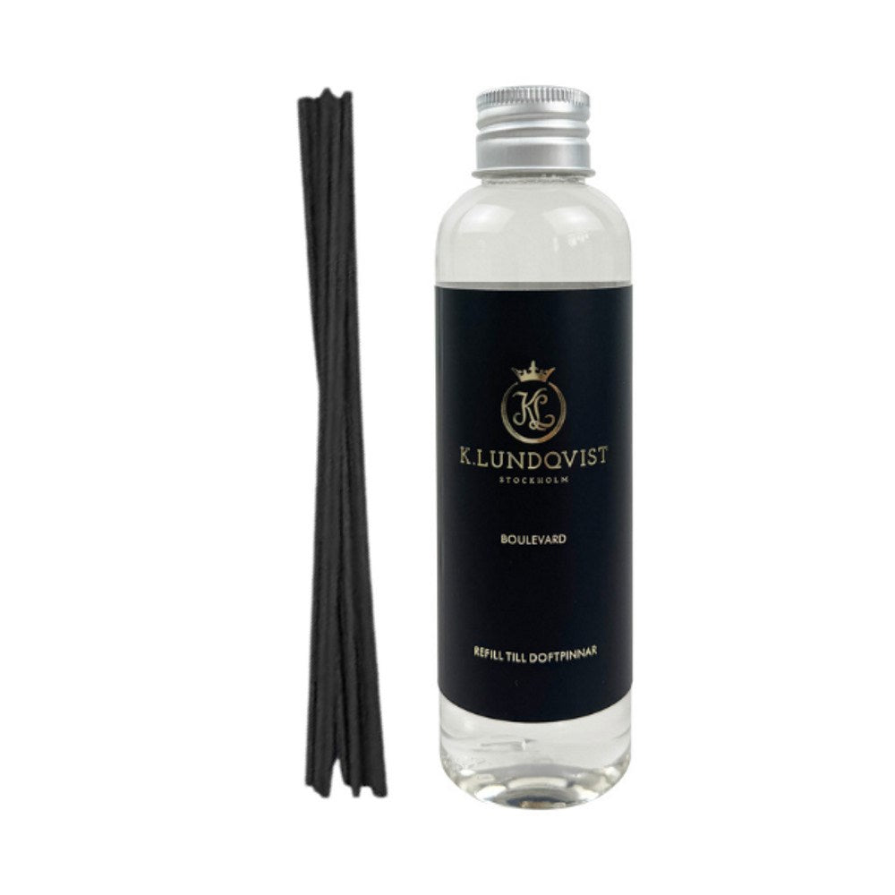 Refill till doftpinnar från K. Lundqvist. 10 pinnar ingår. Volym: 150 ml. Doft: Boulevard / Hallon & Blåbär