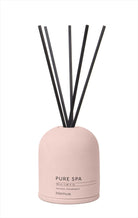 Set med glasflaska, betonghölje, 100 ml doftolja, 5 vasspinnar. Doft: Fig. Färg: Rose Dust. Material: Betong/Färgat glas/Plast