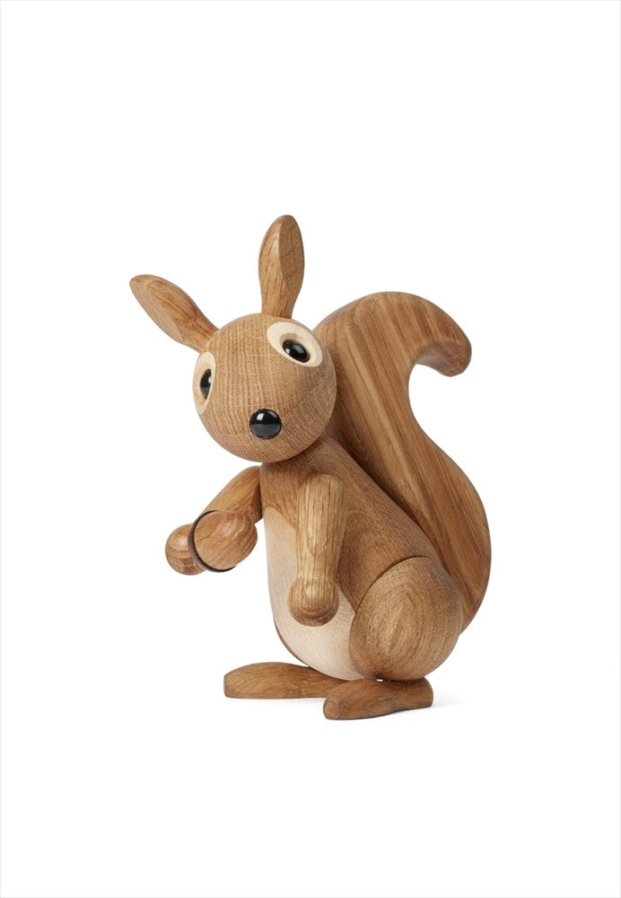 Trädekoration Ekorre. Färg: Natur. Mått: H19 cm / L15,5 cm / B9,2 cm. Material: FSC Ek, FSC lönn, FSC termoask. Designer: Chresten Sommer