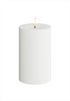 LED Blockljus för utomhus och inomhus. Färg: Vit. Material: HIPS. Mått: 7,5x12,5 cm (exkl. flamman på 2 cm). Batteri: 2 x C (Ingår inte). Batteritid: 1500+ timmar