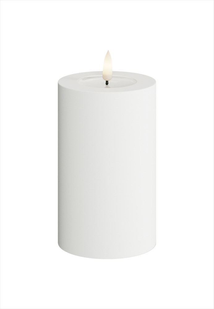 LED Blockljus för utomhus och inomhus. Färg: Vit. Material: HIPS. Mått: 7,5x12,5 cm (exkl. flamman på 2 cm). Batteri: 2 x C (Ingår inte). Batteritid: 1500+ timmar