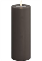 LED Blockljus. Färg: Mocca (Brun). Material: Paraffin wax / resin. Mått: 7,5x20 cm (exkl. flamman på 2 cm). Batteri: 2 x AA (Ingår inte). Batteritid: 400+ timmar