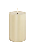 LED Blockljus räfflat. Färg: Cream. Material: Paraffin wax / resin. Mått: 8x12,5 cm (exkl. flamman på 2 cm). Batteri: 2 x AA (Ingår inte). Batteritid: 400+ timmar