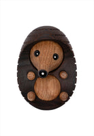 Trädekoration igelkott. Färg: Brun. Mått: L6,4 cm / B4,5 cm / H4,2 cm. Material: FSC termoask, FSC ek, plast. Designer: Chresten Sommer