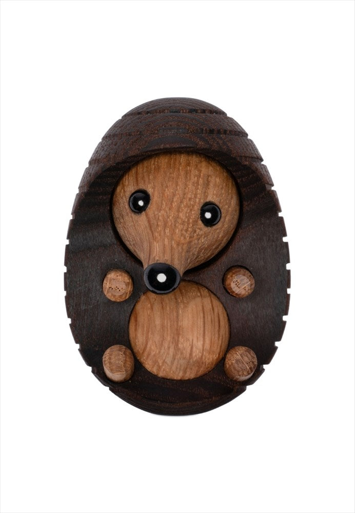 Trädekoration igelkott. Färg: Brun. Mått: L6,4 cm / B4,5 cm / H4,2 cm. Material: FSC termoask, FSC ek, plast. Designer: Chresten Sommer