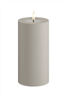 LED Blockljus för utomhus och inomhus. Färg: Sand. Material: HIPS. Mått: 7,5x15 cm (exkl. flamman på 2 cm). Batteri: 2 x C (Ingår inte). Batteritid: 1500+ timmar