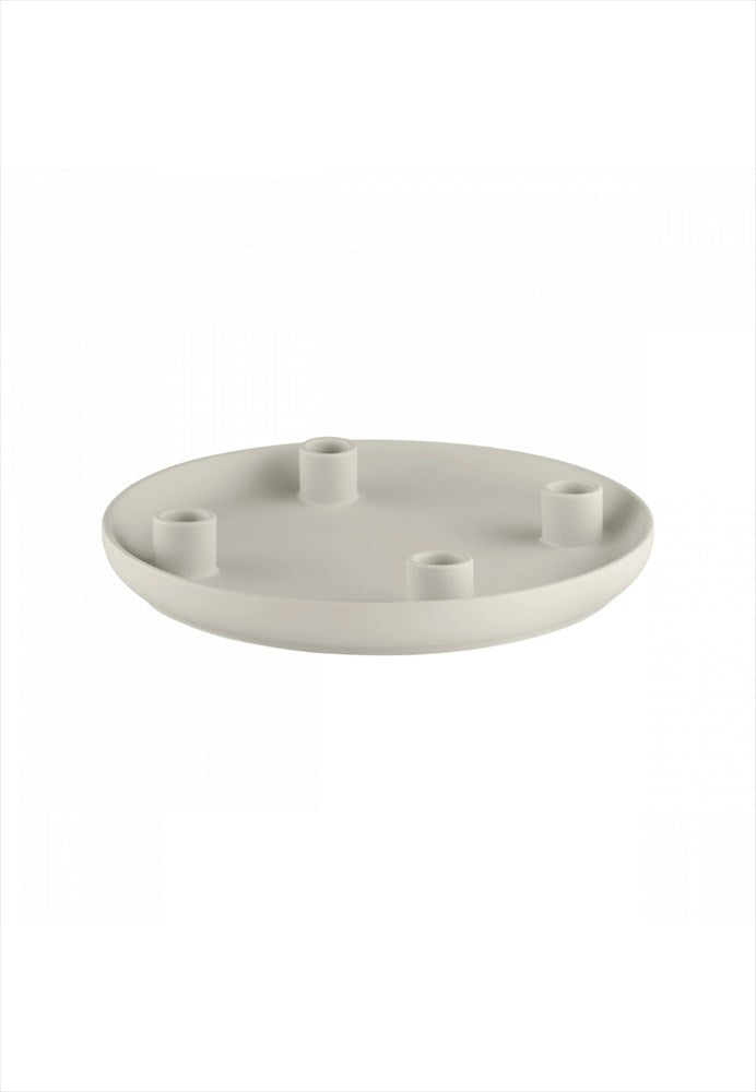 Ljusstake. Mått: D27 cm / H3,5 cm. Designer: Frederike Martens. Material: Stengods. Färg: Moonbeam