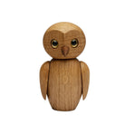 Trädekoration Uggla. Färg: Natur. Mått: L5 cm / B5,5 cm / H9,8 cm. Material: FSC Ek.