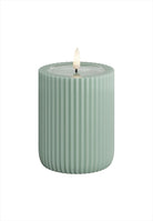 LED Blockljus räfflat. Färg: Sage Green (Ljusgrön). Material: Paraffin wax / resin. Mått: 8x10 cm (exkl. flamman på 2 cm). Batteri: 2 x AA (Ingår inte). Batteritid: 400+ timmar