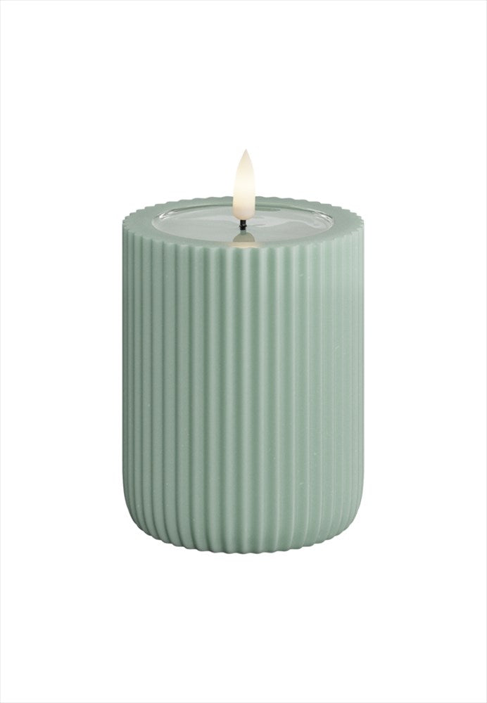 LED Blockljus räfflat. Färg: Sage Green (Ljusgrön). Material: Paraffin wax / resin. Mått: 8x10 cm (exkl. flamman på 2 cm). Batteri: 2 x AA (Ingår inte). Batteritid: 400+ timmar