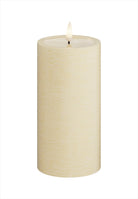 LED Blockljus. Färg: Cream. Material: Paraffin wax / resin. Mått: 7,5x15 cm (exkl. flamman på 2 cm). Batteri: 2 x C (Ingår inte). Batteritid: 1500+ timmar