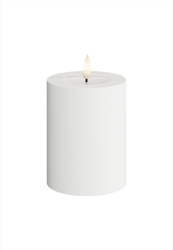 LED Blockljus för utomhus och inomhus. Färg: Vit. Material: HIPS. Mått: 7,5x10 cm (exkl. flamman på 2 cm). Batteri: 2 x C (Ingår inte). Batteritid: 1500+ timmar