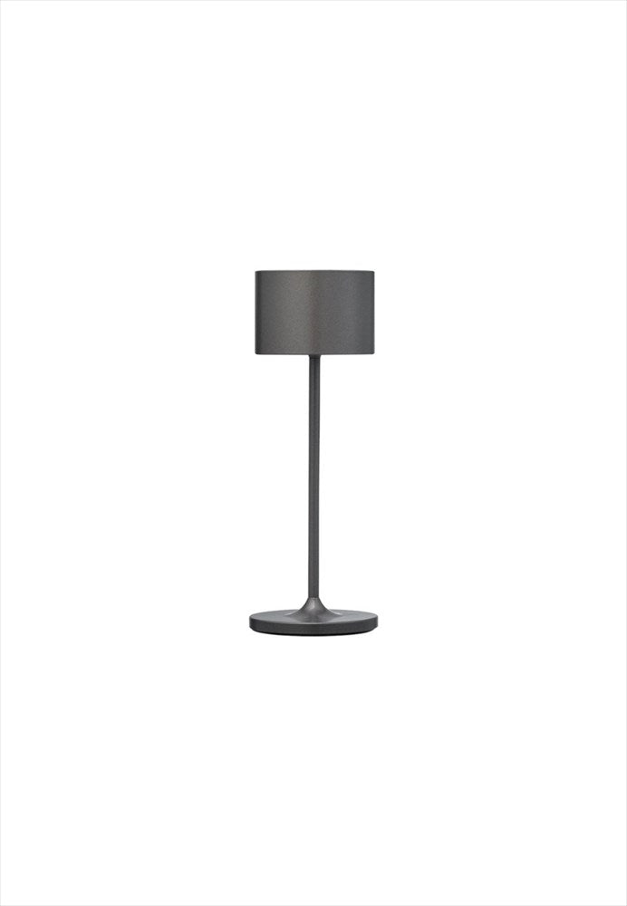 Farol Mini LED-lampa. Bärbar trådlös bordslampa. 3 ljusnivåer. Mått: Ø7 / H19,5 cm. Material: Aluminium (pulverlackerad). Färg: Gun Metal