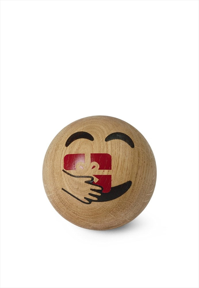 Träfigur. Mått: Ø7 cm. Material: FSC ek. Emoji Hurra. Designer: mencke&vagnby
