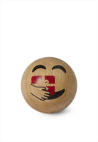 Träfigur. Mått: Ø7 cm. Material: FSC ek. Emoji Hurra. Designer: mencke&vagnby