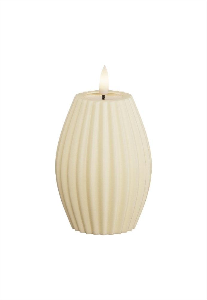 LED Blockljus räfflat. Färg: Cream. Material: Paraffin wax / resin. Mått: 7,5x10 cm (exkl. flamman på 2 cm). Batteri: 2 x AA (Ingår inte). Batteritid: 300+ timmar