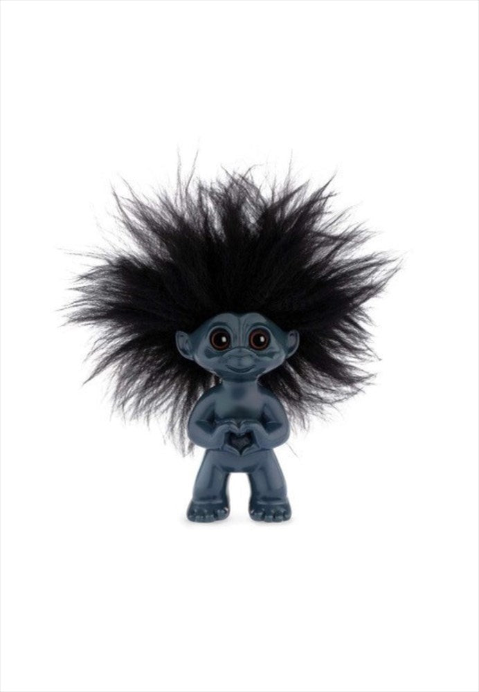 Lyckotroll. Klassisk. Höjd: 9 cm. Material: Polyresin, fårskinn. Färg: Mörkblå med hjärta