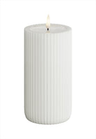 LED Blockljus räfflat. Färg: Vit. Material: Paraffin wax / resin. Mått: 8x15 cm (exkl. flamman på 2 cm). Batteri: 2 x AA (Ingår inte). Batteritid: 400+ timmar