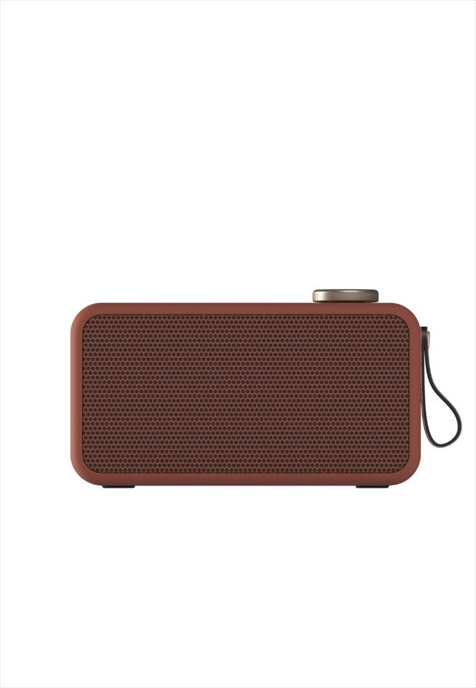 aTUNE 2 är en DAB+-radio i retrostil med högtalare och väckarklocka. Bluetooth 5.3. Räckvidd upp till 10 m. Mått: L19,5 cm / B7 cm / H10,90 cm. Material: 100% återvunnen ABS-plast (GRS), silikon, metall. Färg: Terracotta