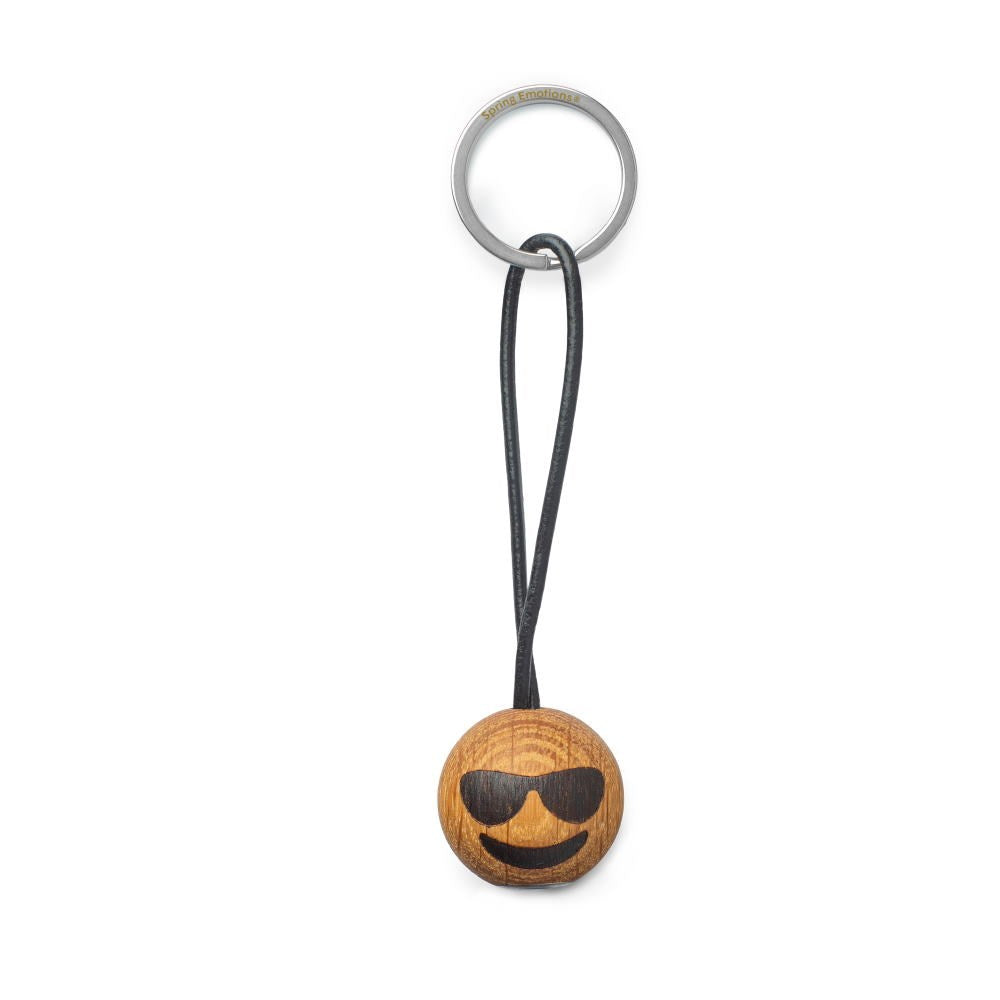 Nyckelring av trä. Ek. Mått: Ø3 cm. Emoji Cool