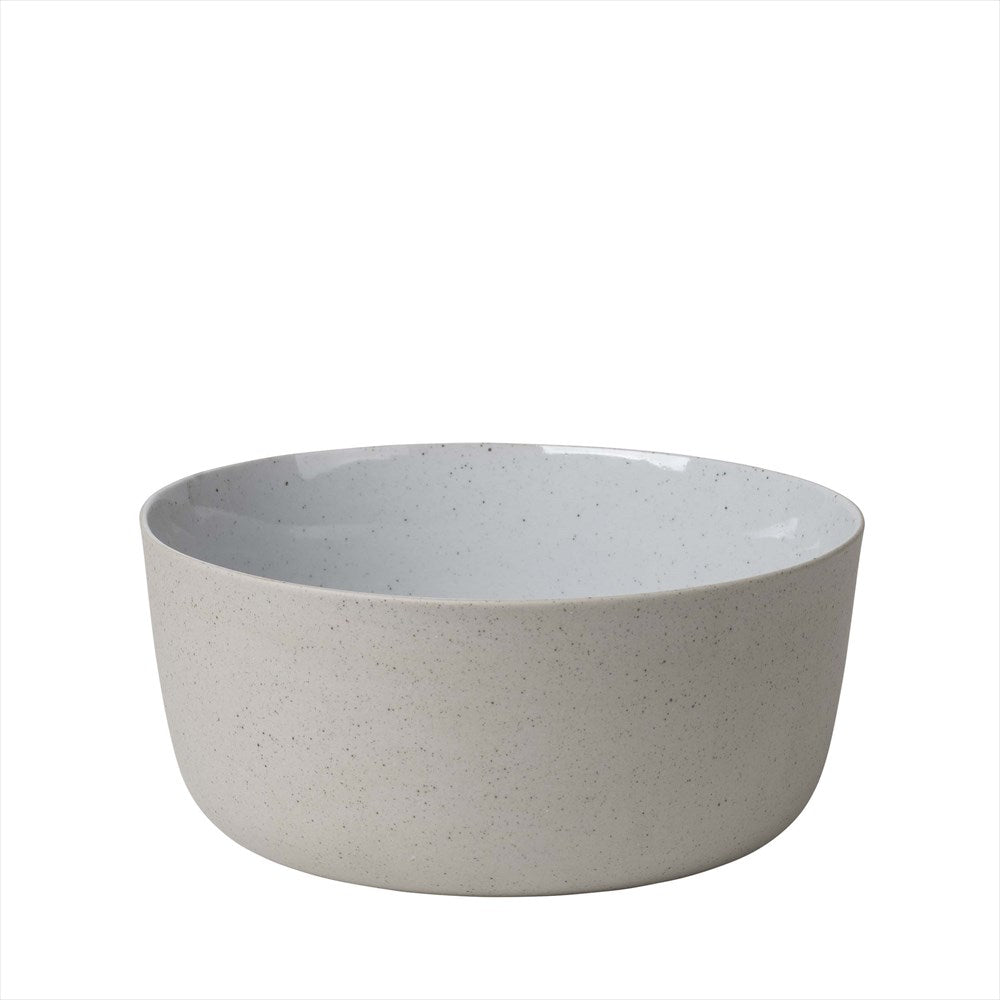 Hög skål SABLO. Mått: H 9,5 cm, O 20 cm. Färg: Cloud. Material: Stengods