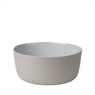 Hög skål SABLO. Mått: H 9,5 cm, O 20 cm. Färg: Cloud. Material: Stengods