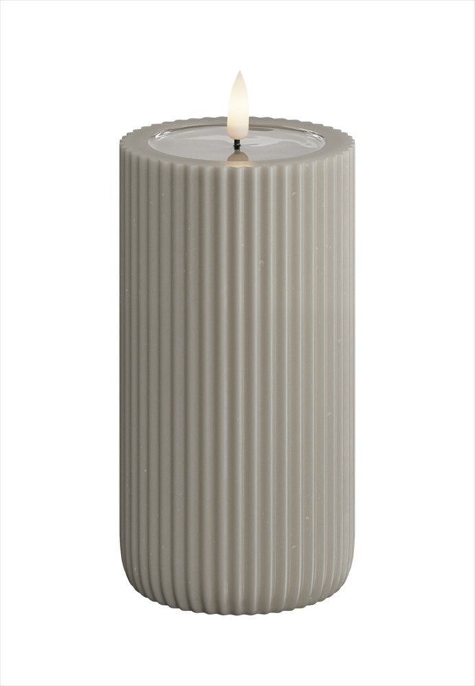 LED Blockljus räfflat. Färg: Sand. Material: Paraffin wax / resin. Mått: 8x15 cm (exkl. flamman på 2 cm). Batteri: 2 x AA (Ingår inte). Batteritid: 400+ timmar