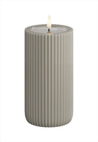 LED Blockljus räfflat. Färg: Sand. Material: Paraffin wax / resin. Mått: 8x15 cm (exkl. flamman på 2 cm). Batteri: 2 x AA (Ingår inte). Batteritid: 400+ timmar
