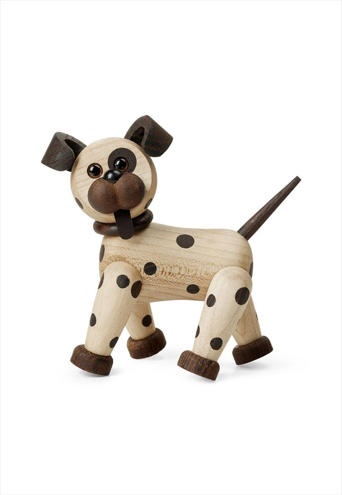 Trädekoration prickig hund. Färg: Brun/Vit. Mått: L9 cm / B4,4 cm / H10,7 cm. Material: FSC lönn, FSC termoask, läder, plast. Designer: Chresten Sommer