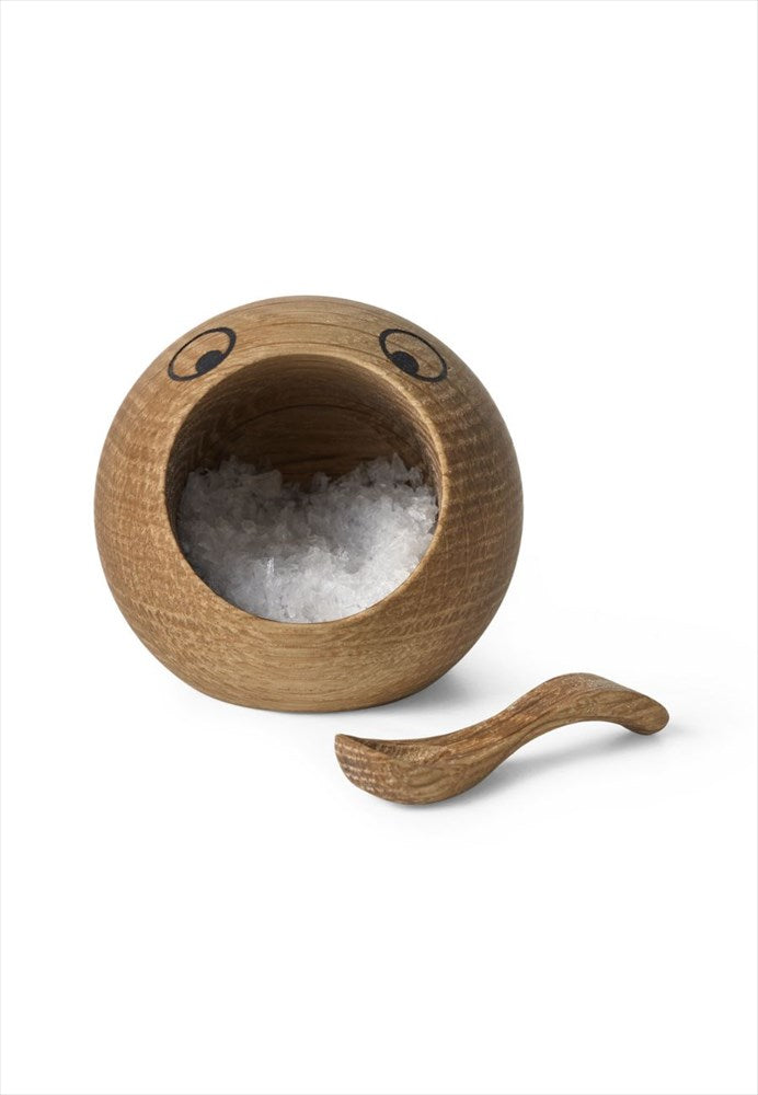 Saltkar. Färg: Natur. Mått:  L7 cm / B7 cm / H7 cm. Material: FSC ek. Designer: mencke&vagnby
