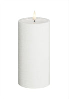 LED Blockljus. Färg: Vit. Material: Paraffin wax / resin. Mått: 7,5x15 cm (exkl. flamman på 2 cm). Batteri: 2 x C (Ingår inte). Batteritid: 1500+ timmar