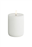LED Blockljus räfflat. Färg: Vit. Material: Paraffin wax / resin. Mått: 8x10 cm (exkl. flamman på 2 cm). Batteri: 2 x AA (Ingår inte). Batteritid: 400+ timmar