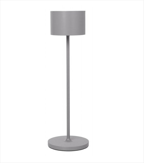 Mobil LED-lampa för både inomhus-och utomhusbruk. Mått: H 33,5 cm, O 11 cm. Material: Lackerad aluminium. Färg: Satellite