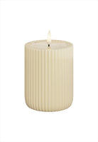 LED Blockljus räfflat. Färg: Cream. Material: Paraffin wax / resin. Mått: 8x10 cm (exkl. flamman på 2 cm). Batteri: 2 x AA (Ingår inte). Batteritid: 400+ timmar