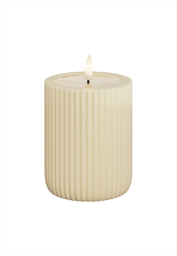 LED Blockljus räfflat. Färg: Cream. Material: Paraffin wax / resin. Mått: 8x10 cm (exkl. flamman på 2 cm). Batteri: 2 x AA (Ingår inte). Batteritid: 400+ timmar