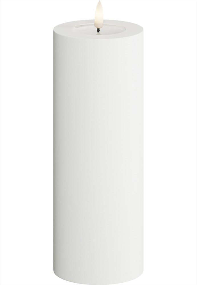 LED Blockljus för utomhus och inomhus. Färg: Vit. Material: HIPS. Mått: 7,5x20 cm (exkl. flamman på 2 cm). Batteri: 2 x C (Ingår inte). Batteritid: 1500+ timmar