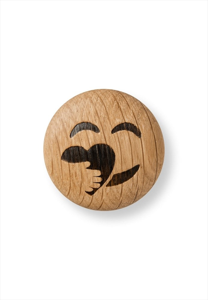 Spring Emotions Magnet Care. Färg: Natur. Mått: L4,8 / D1,5 cm / H4,8 cm. Material: FSC Ek, magnet. Designer: mencke&vagnby