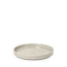 Tallrik i keramik ur serien PILAR från Blomus