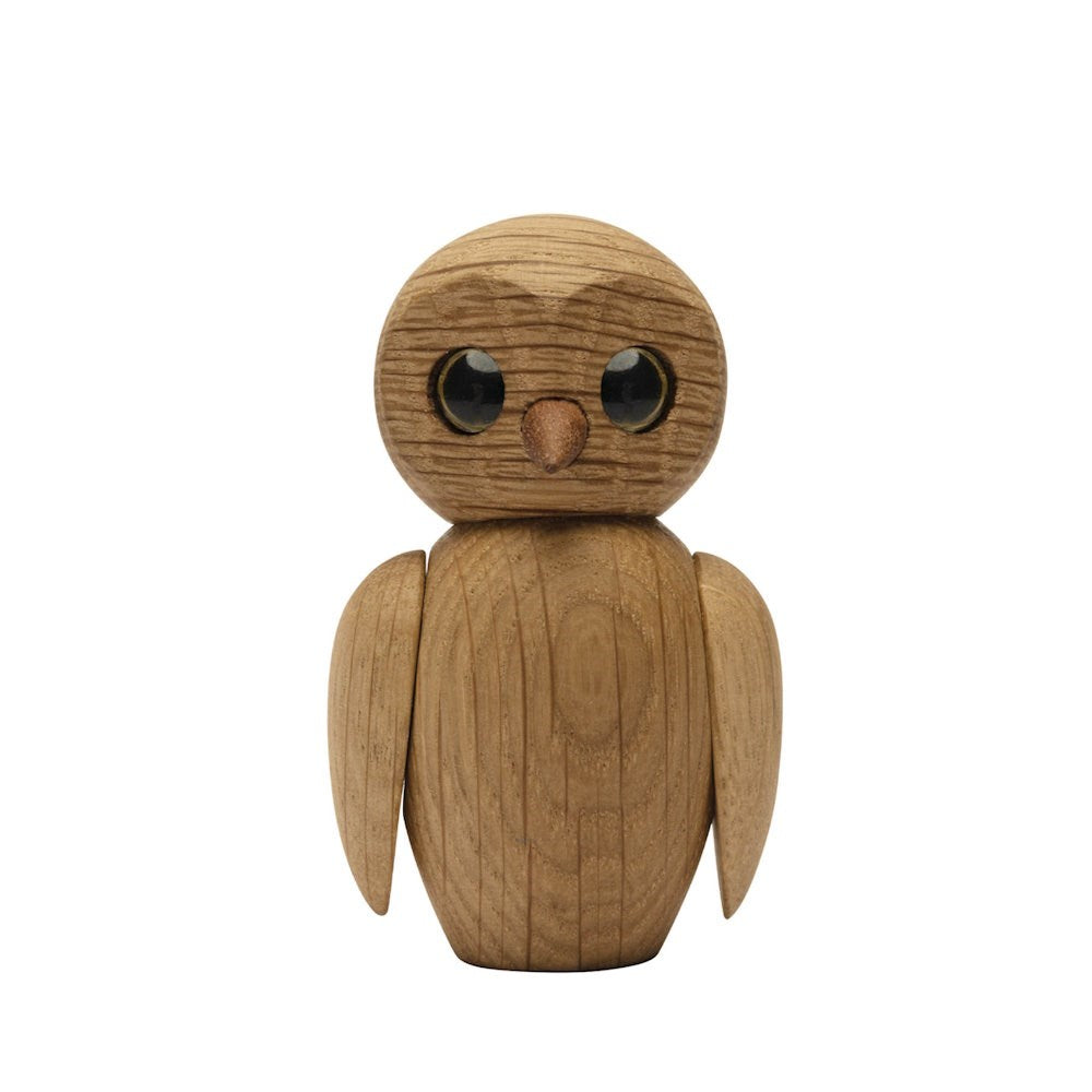 Trädekoration Uggla. Färg: Natur. Mått: L3,2 cm / B4,2 cm / H7 cm. Material: FSC Ek.